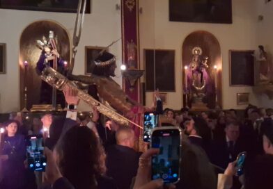 Subida al paso del Cristo de San Agustín, pregón en las Penas y plaza Jesús del Rescate, en el Sábado de Pasión