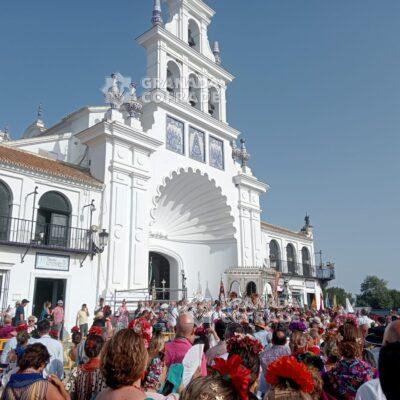 Granada se presenta ante la Virgen del Rocío. Foto Manuel Sánchez Salmerón