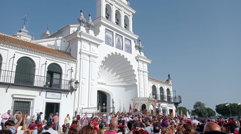 Granada se presenta ante la Virgen del Rocío. Foto Manuel Sánchez Salmerón