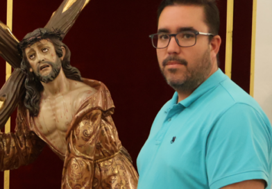 Ángel Aguilera recibe la prórroga de tres años de su mandato como hermano mayor de la cofradía del Cristo del Trabajo