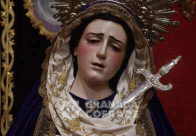 Retirada de papeletas de sitio en el Vía Crucis y veneración a la Virgen de los Reyes tras su restauración.