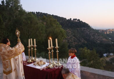Granada bendecida desde el Sacromonte por el Santísimo Sacramento.