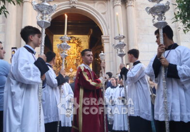 La Virgen del Perpetuo Socorro, acompañada por numerosos cofrades, vecinos y devotos