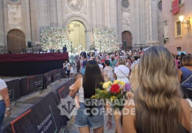 Granada llevó flores a su Patrona, a la puerta de la Catedral, en el día de su fiesta gloriosa