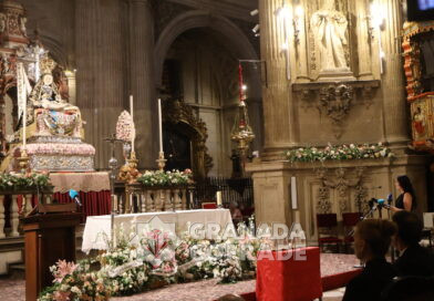 Diana Navarro habló a la Virgen de las Angustias, como una granadina más.