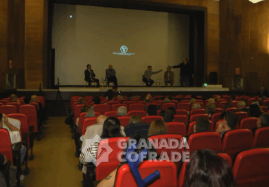 Hermanos e invitados aplaudieron el segundo episodio «A la Memoria» de los audiovisuales de la cuadrilla de la Aurora, en su cuarenta aniversario