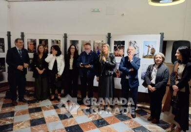 La exposición de fotografías del concurso de la Federación de Cofradías estrena nuevo espacio expositivo en el Ayuntamiento de Granada